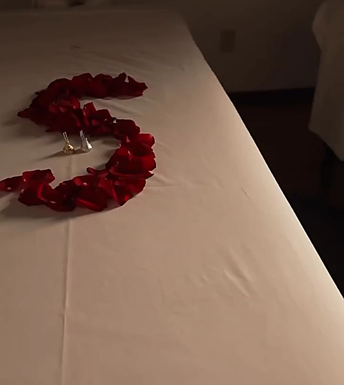 Pétalos de rosa formando una letra S sobre la camilla de una cabina