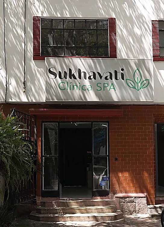 Fachada de Sukhavati Clínica Spa con su letrero blanco y la entrada de ladrillo rojo