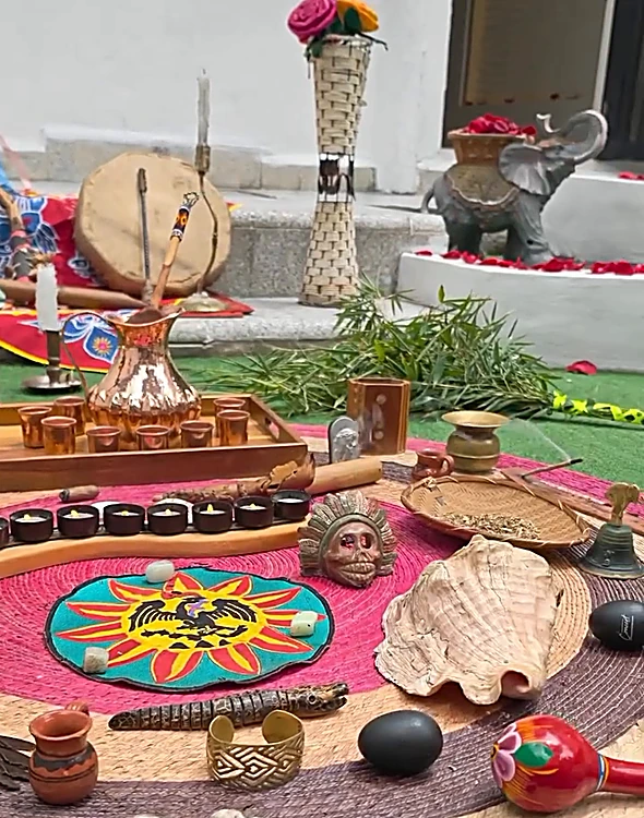 Detalle de la ofrenda: tambor, jarra de cobre, caracol, piedras volcánicas y el disco del sol y el águila